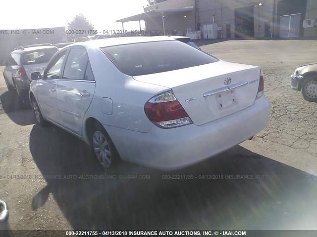 4T1BE32K05U411887 - 2005 TOYOTA CAMRY LE/XLE/SE WHITE photo 3
