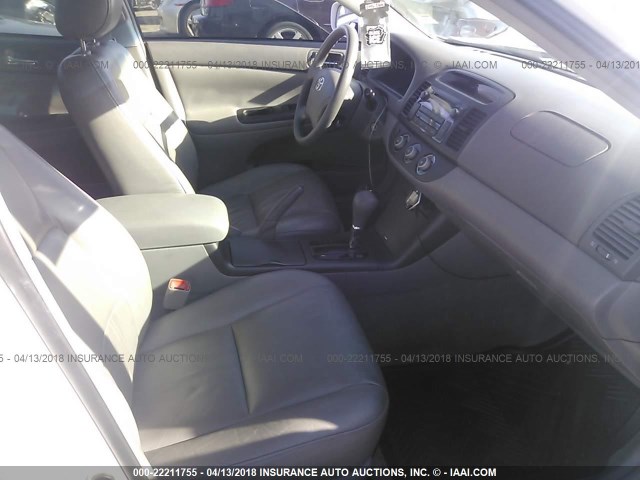 4T1BE32K05U411887 - 2005 TOYOTA CAMRY LE/XLE/SE WHITE photo 5