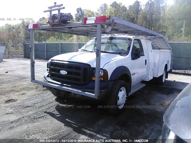 1FDAF56P57EA03862 - 2007 FORD F550 SUPER DUTY WHITE photo 2