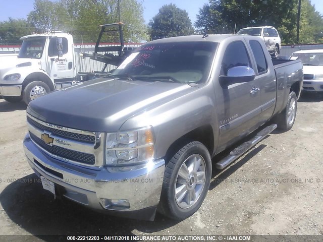 1GCRCSE02DZ350721 - 2013 CHEVROLET SILVERADO C1500 LT GRAY photo 2