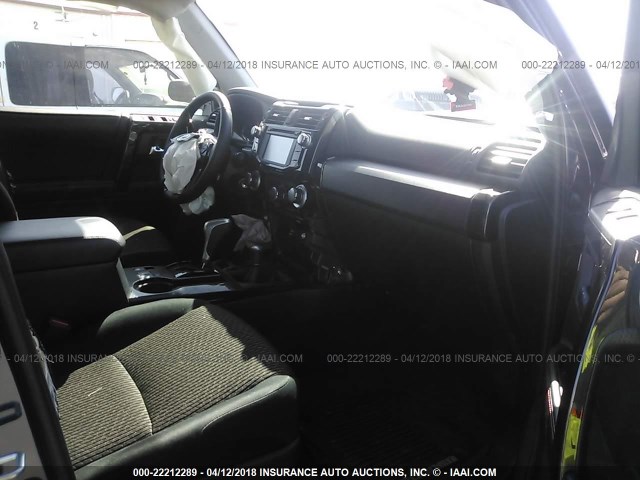 JTEBU5JR1H5473746 - 2017 TOYOTA 4RUNNER SR5 PREM/LTDL/TRAIL/TRD BLUE photo 5