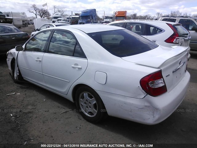 4T1BF32K42U030570 - 2002 TOYOTA CAMRY LE/XLE/SE WHITE photo 3