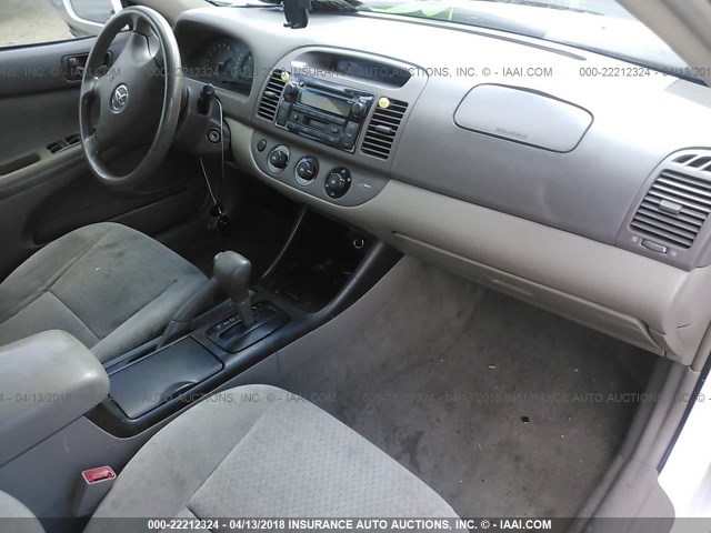 4T1BF32K42U030570 - 2002 TOYOTA CAMRY LE/XLE/SE 白色 照片 5