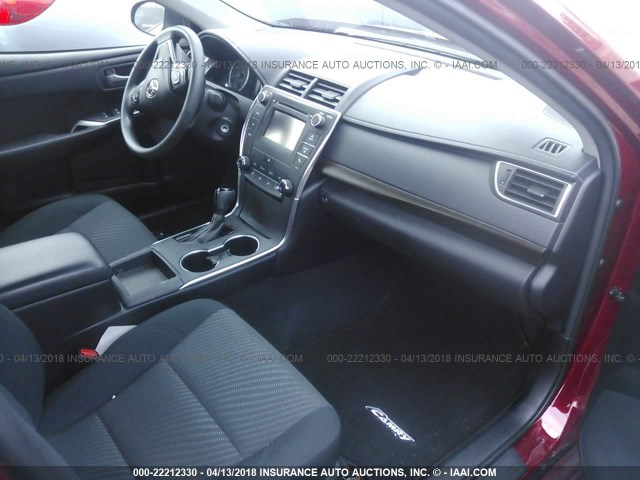 4T1BF1FK2HU772795 - 2017 TOYOTA CAMRY LE/XLE/SE/XSE RED photo 5