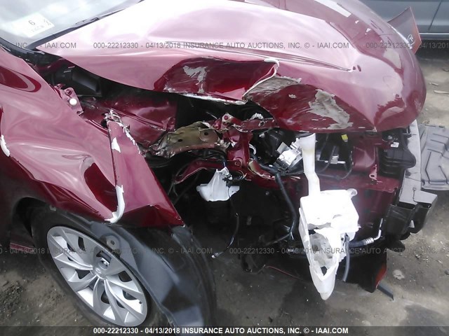 4T1BF1FK2HU772795 - 2017 TOYOTA CAMRY LE/XLE/SE/XSE RED photo 6