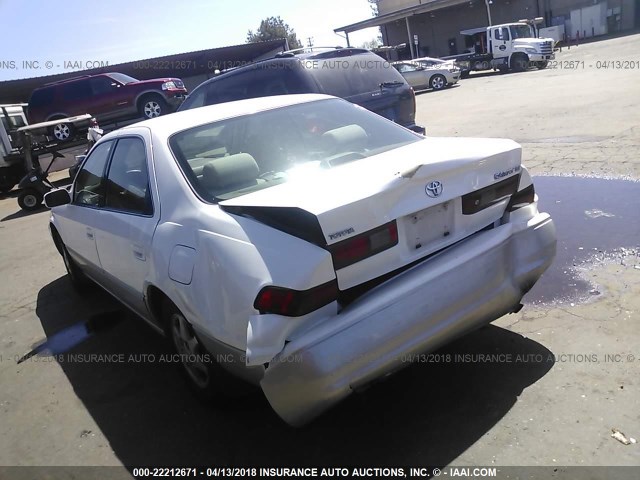 JT2BG22K7X0357192 - 1999 TOYOTA CAMRY LE/XLE WHITE photo 3