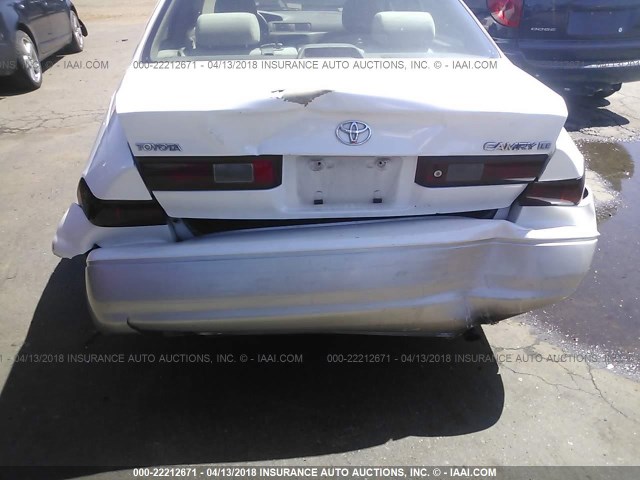 JT2BG22K7X0357192 - 1999 TOYOTA CAMRY LE/XLE WHITE photo 6