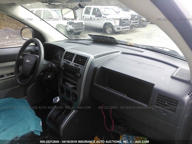 1J8FF47W87D279347 - 2007 JEEP COMPASS WHITE photo 5