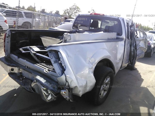 1N6AD0CU8BC420207 - 2011 NISSAN FRONTIER SV/PRO-4X SILVER photo 4
