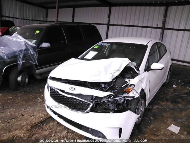 3KPFK4A71JE218500 - 2018 KIA FORTE LX WHITE photo 6