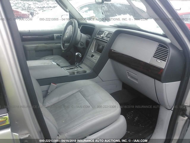 5LMFU285X5LJ13494 - 2005 LINCOLN NAVIGATOR ვერცხლისფერი ფოტო 5