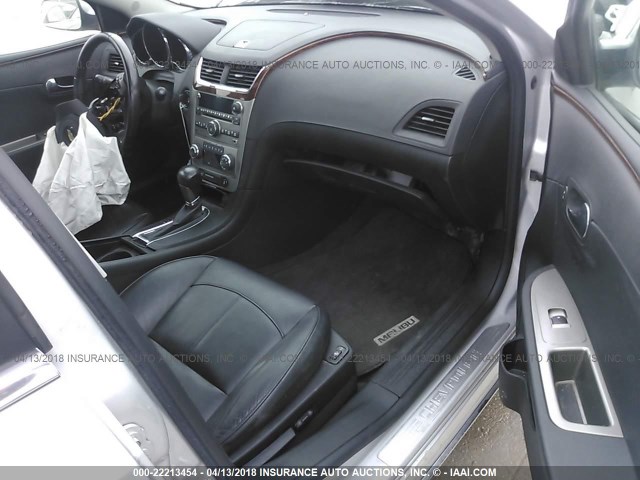 1G1ZG5E79CF283417 - 2012 CHEVROLET MALIBU LTZ 银色 照片 5