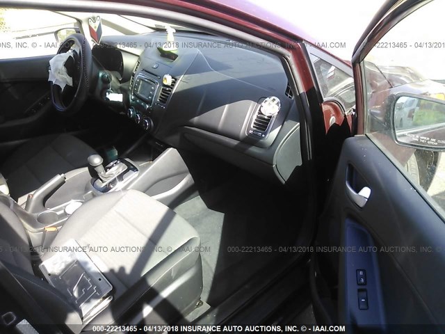 3KPFL4A73HE066632 - 2017 KIA FORTE LX/S BURGUNDY photo 5