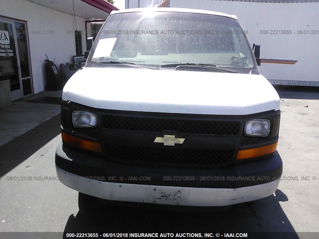 1GCHG35U851112803 - 2005 CHEVROLET EXPRESS G3500  WHITE photo 6