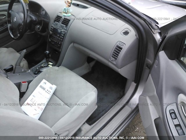 JN1DA31D02T200186 - 2002 NISSAN MAXIMA GLE/GXE/SE SILVER photo 5