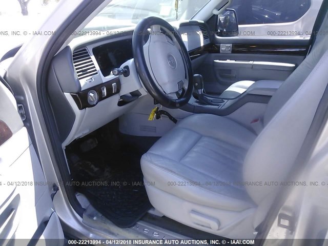 5LMEU68H04ZJ08040 - 2004 LINCOLN AVIATOR 银色 照片 5