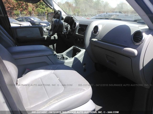 1FMRU15W14LA85378 - 2004 FORD EXPEDITION XLT ნაცრისფერი ფოტო 5