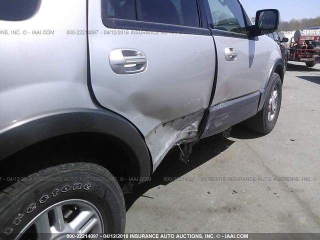 1FMRU15W14LA85378 - 2004 FORD EXPEDITION XLT ნაცრისფერი ფოტო 6