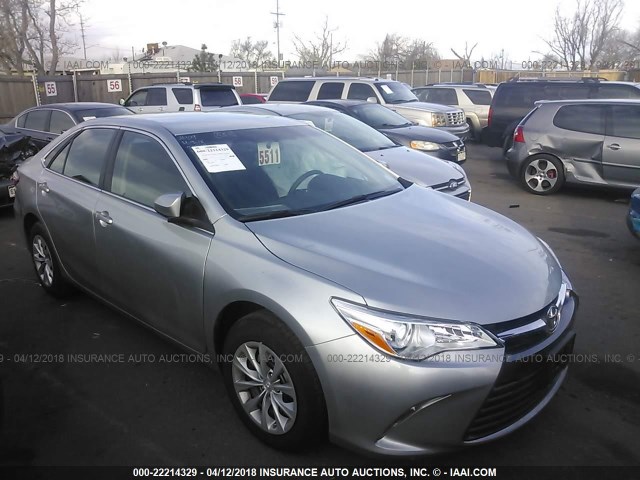 4T1BF1FK6HU810254 - 2017 TOYOTA CAMRY LE/XLE/SE/XSE SILVER photo 1