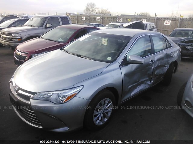 4T1BF1FK6HU810254 - 2017 TOYOTA CAMRY LE/XLE/SE/XSE SILVER photo 2