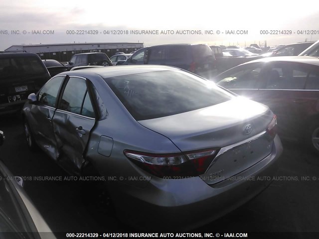 4T1BF1FK6HU810254 - 2017 TOYOTA CAMRY LE/XLE/SE/XSE SILVER photo 3