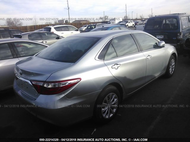 4T1BF1FK6HU810254 - 2017 TOYOTA CAMRY LE/XLE/SE/XSE SILVER photo 4