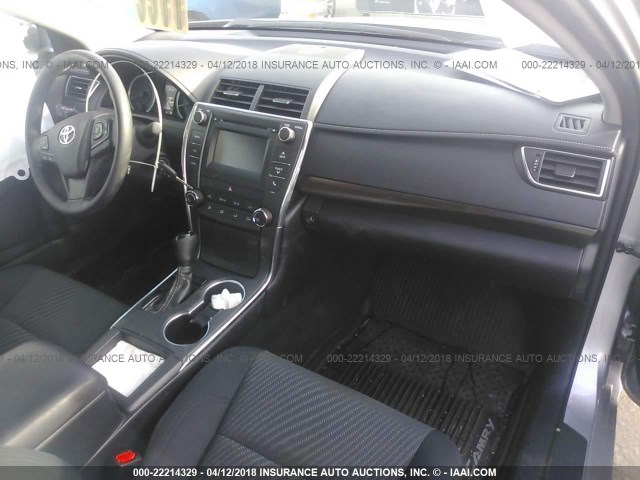 4T1BF1FK6HU810254 - 2017 TOYOTA CAMRY LE/XLE/SE/XSE SILVER photo 5