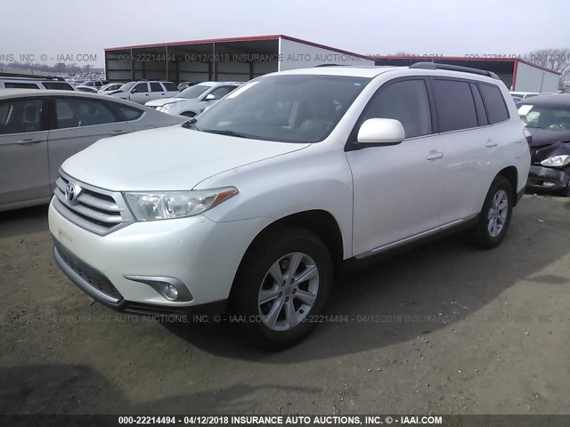 5TDBK3EH8DS177899 - 2013 TOYOTA HIGHLANDER PLUS/SE WHITE photo 2