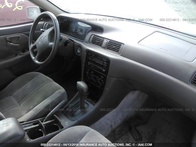 4T1BG22K9WU311647 - 1998 TOYOTA CAMRY CE/LE/XLE 灰色 照片 5