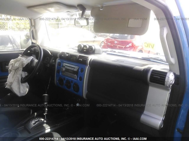 JTEZU11F870006140 - 2007 TOYOTA FJ CRUISER BLUE photo 5