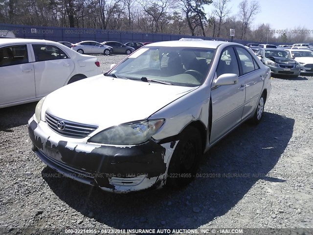 4T1BE32K25U518374 - 2005 TOYOTA CAMRY LE/XLE/SE ვერცხლისფერი ფოტო 2