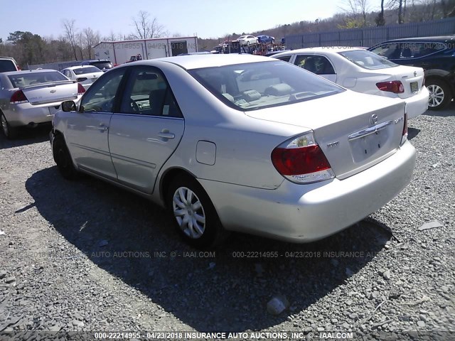 4T1BE32K25U518374 - 2005 TOYOTA CAMRY LE/XLE/SE ვერცხლისფერი ფოტო 3