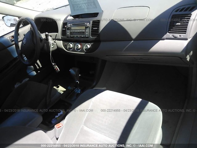 4T1BE32K25U518374 - 2005 TOYOTA CAMRY LE/XLE/SE ვერცხლისფერი ფოტო 5