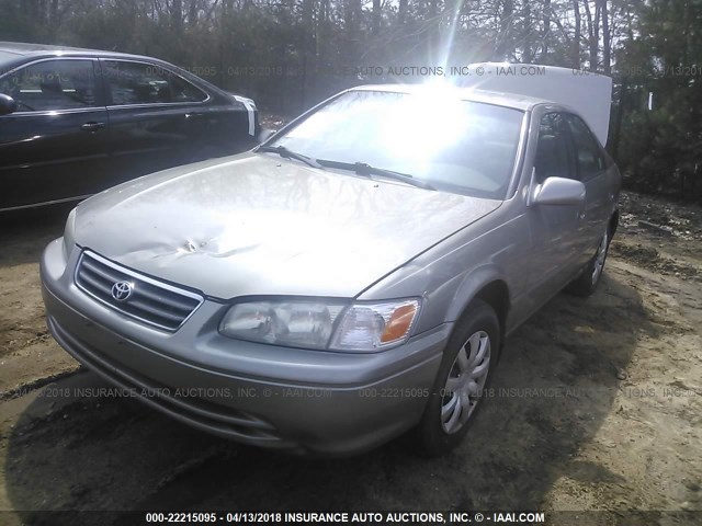 JT2BG22K5Y0447555 - 2000 TOYOTA CAMRY CE/LE/XLE ბეჟი ფოტო 2