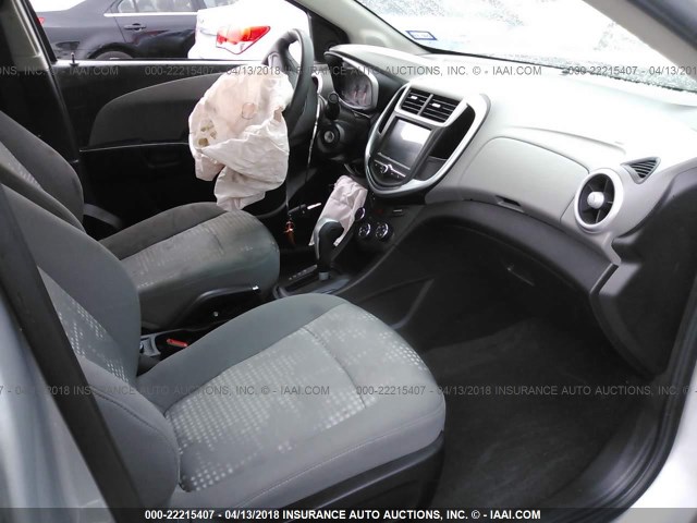 1G1JB5SH3H4145691 - 2017 CHEVROLET SONIC LS 银色 照片 5