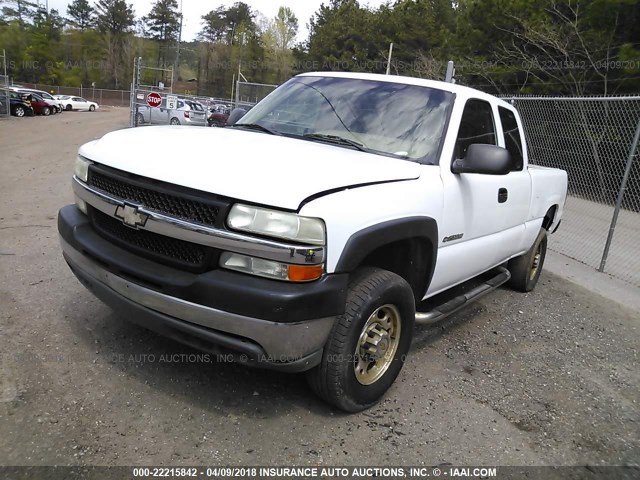 1GCHC29U92E144308 - 2002 CHEVROLET SILVERADO C2500 HEAVY DUTY WHITE photo 2