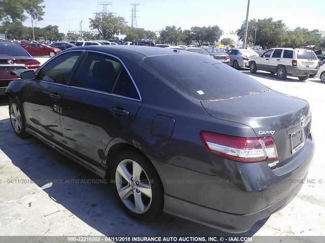 4T1BF3EK9BU750300 - 2011 TOYOTA CAMRY SE/LE/XLE GRAY photo 3