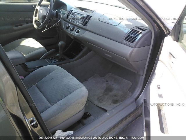 4T1BE32K04U903950 - 2004 TOYOTA CAMRY LE/XLE/SE GRAY photo 5