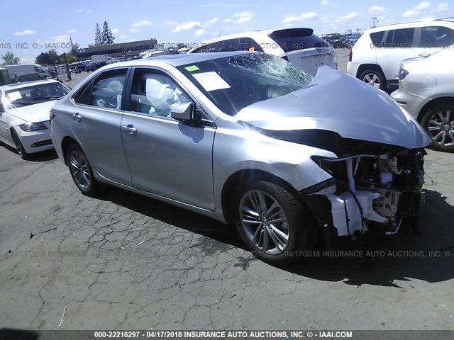 4T1BF1FK4HU374116 - 2017 TOYOTA CAMRY LE/XLE/SE/XSE SILVER photo 1