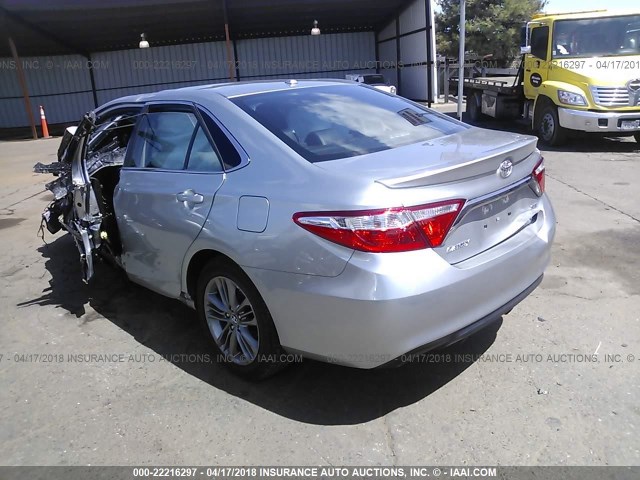 4T1BF1FK4HU374116 - 2017 TOYOTA CAMRY LE/XLE/SE/XSE ვერცხლისფერი ფოტო 3