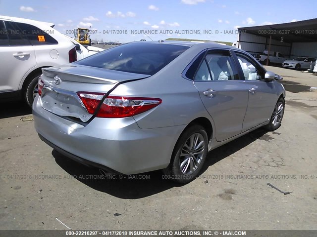 4T1BF1FK4HU374116 - 2017 TOYOTA CAMRY LE/XLE/SE/XSE SILVER photo 4
