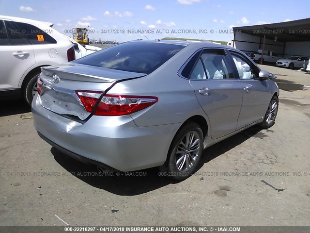 4T1BF1FK4HU374116 - 2017 TOYOTA CAMRY LE/XLE/SE/XSE ვერცხლისფერი ფოტო 4