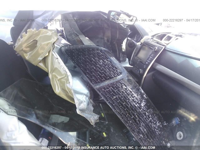 4T1BF1FK4HU374116 - 2017 TOYOTA CAMRY LE/XLE/SE/XSE ვერცხლისფერი ფოტო 5