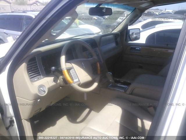 5LMFU27578LJ18030 - 2008 LINCOLN NAVIGATOR 白色 照片 5