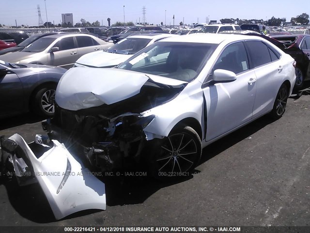 4T1BF1FKXFU099106 - 2015 TOYOTA CAMRY LE/XLE/SE/XSE WHITE photo 2