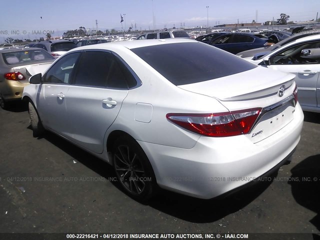 4T1BF1FKXFU099106 - 2015 TOYOTA CAMRY LE/XLE/SE/XSE WHITE photo 3