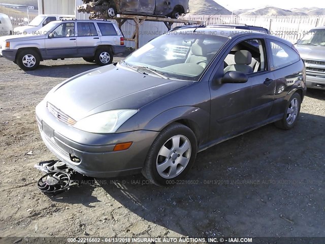 3FAFP31302R226354 - 2002 FORD FOCUS ZX3 GRAY photo 2