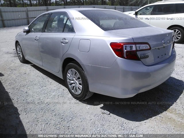 4T1BF1FK0EU777523 - 2014 TOYOTA CAMRY L/SE/LE/XLE ვერცხლისფერი ფოტო 3
