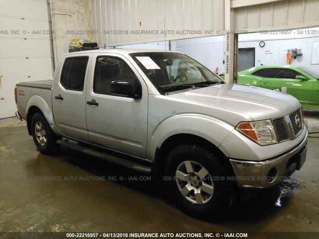 1N6AD07W45C426263 - 2005 NISSAN FRONTIER CREW CAB LE/SE/OFF ROAD SILVER photo 1