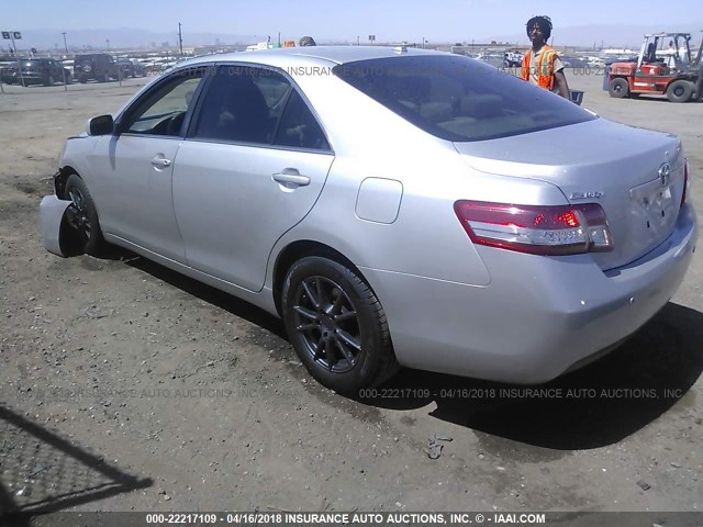 4T1BF3EK4BU665672 - 2011 TOYOTA CAMRY SE/LE/XLE SILVER photo 3